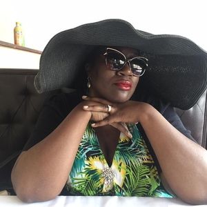 Meet your Posher, Elizabeth